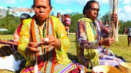 2. Berinteraksi dengan Komunitas Adat Suku Amanuban di Oeba Krowe