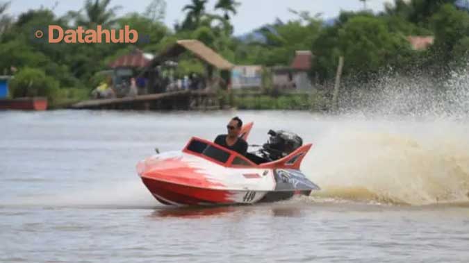 Sensasi Menonton Keindahan Sungai Kapuas Dengan Jet Boat