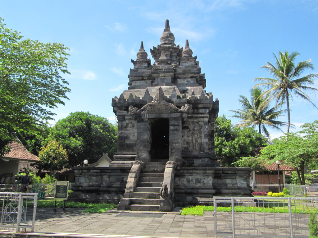 Tempat Wisata di Magelang Jawa Tengah Arkeologi di Candi Pawon