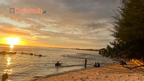4. Menikmati Sunset di Pantai Pasir Putih Takengon Aceh Selatan