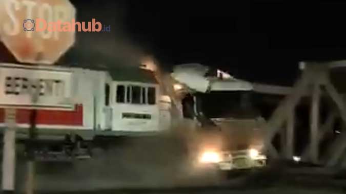 Tabrakan Kereta Api di dengan Truk Semarang